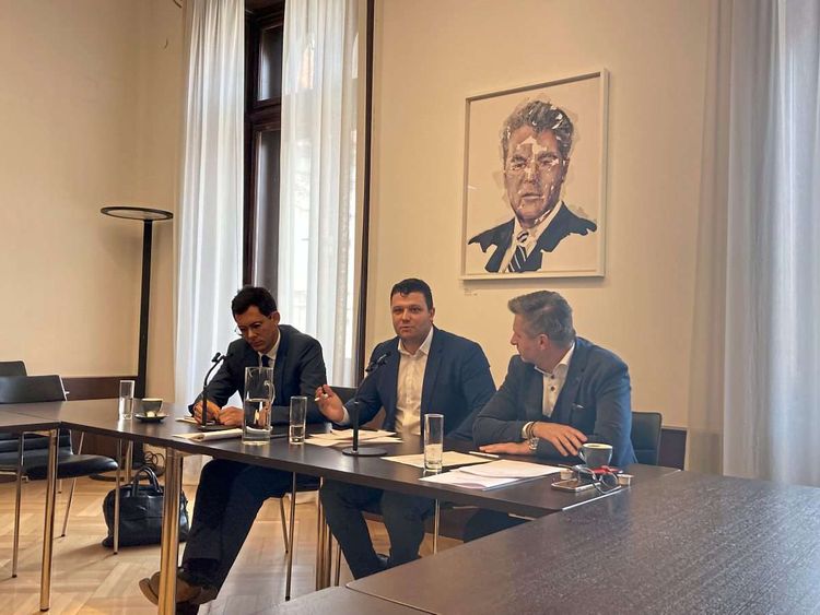 Pressekonferenz des KFG-Klubobmanns Alexis Pascuttini mit seinen Anwälten im Baumkirchner-Zimmer des Grazer Rathauses.