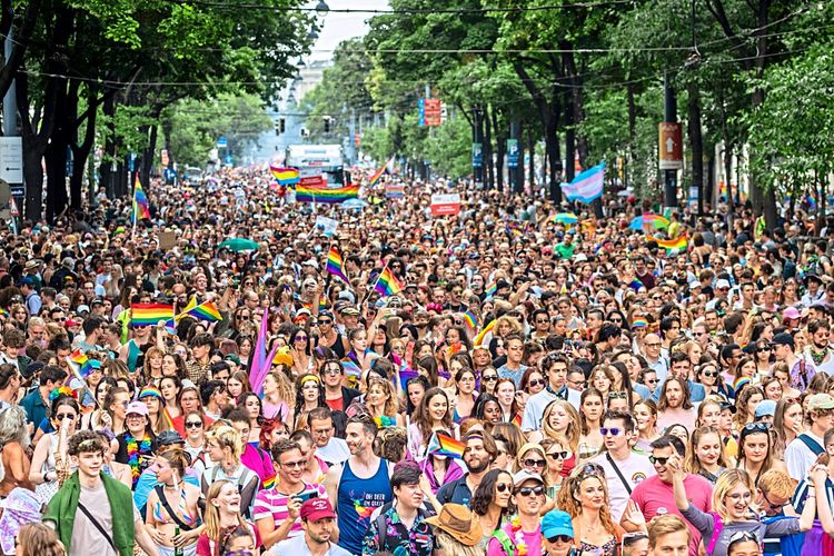Tausende Menschen gehen bei der Pride-Parade 2023 über die Wiener Ringstraße