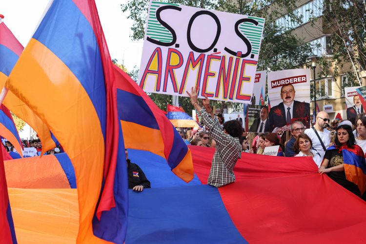 Demonstration gegen die Vertreibung der Bergkarabach-Armenier in Brüssel. Jemand trägt ein Schild mit der Aufschrift 