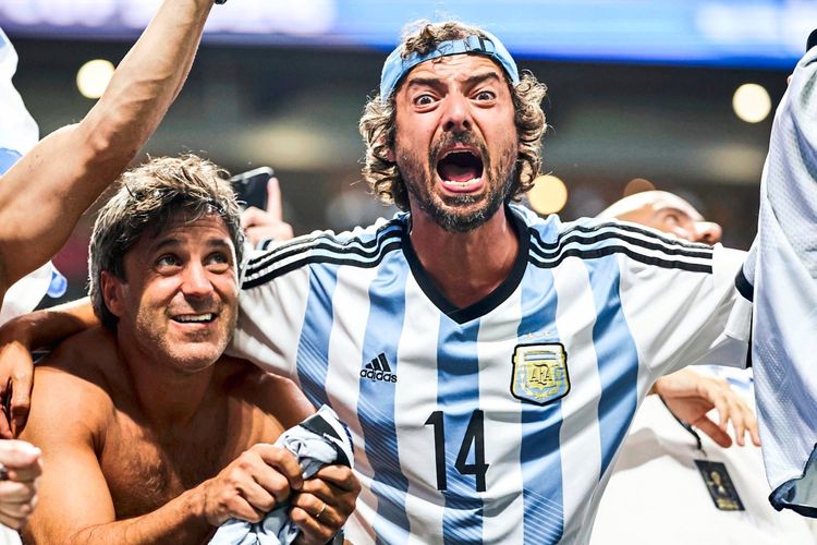 Zwei argentinische Fußballfans jubeln begeistert im Stadion während des Achtelfinalspiels der FIFA-Weltmeisterschaft 2026 zwischen Argentinien und Ägypten. Einer trägt das Trikot der argentinischen Nationalmannschaft.