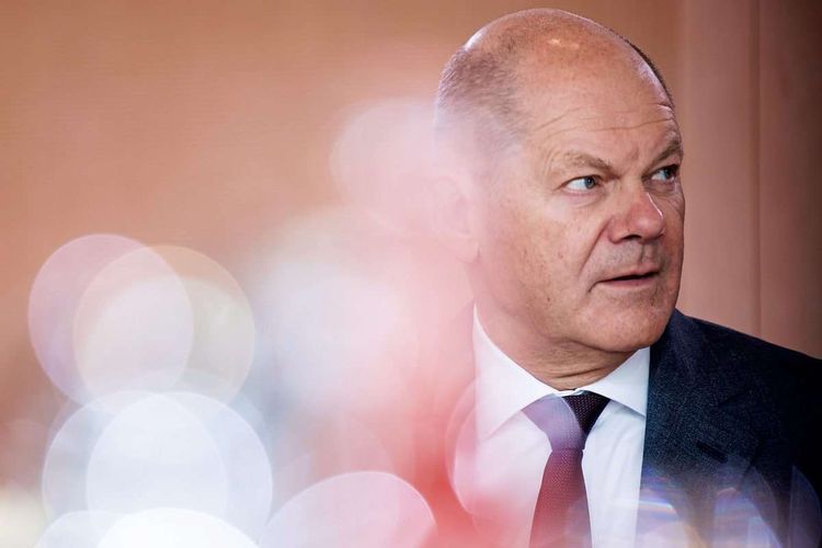 Der Deutsche Bundeskanzler Olaf Scholz während eines Meetings.