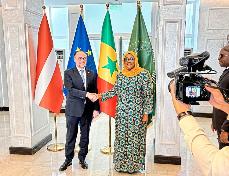 Alexander Schallenberg mit Annette Seck Ndiaye, die Senegals Außenministerin vertritt