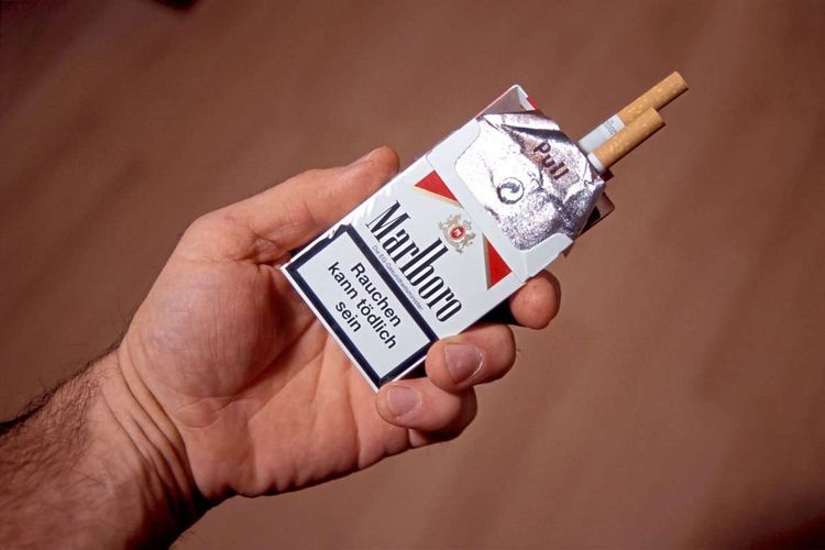 Hand Zigarette