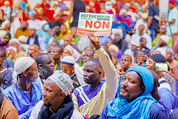 Menschen demonstrieren in Mali gegen die Verfassungsänderung