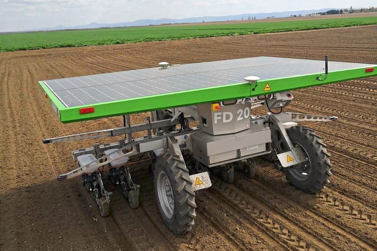 Feldroboter, angetrieben von Solarpanelen fährt über Acker