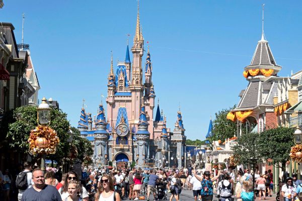 K-nstlicher-Fels-rollte-im-Disney-World-in-Florida-auf-Publikum-zu