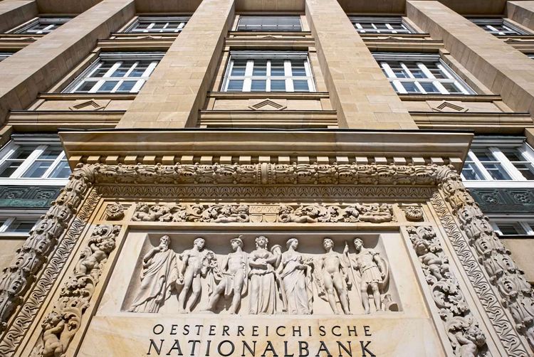 Das Portal der Oesterreichischen Nationalbank mit Schrift und Relief