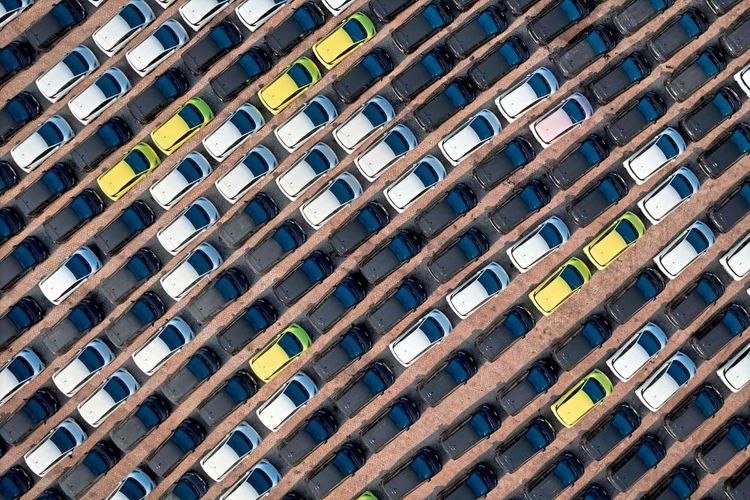 Modelle des chinesischen E-Autobauers BYD auf einem Parkplatz. 