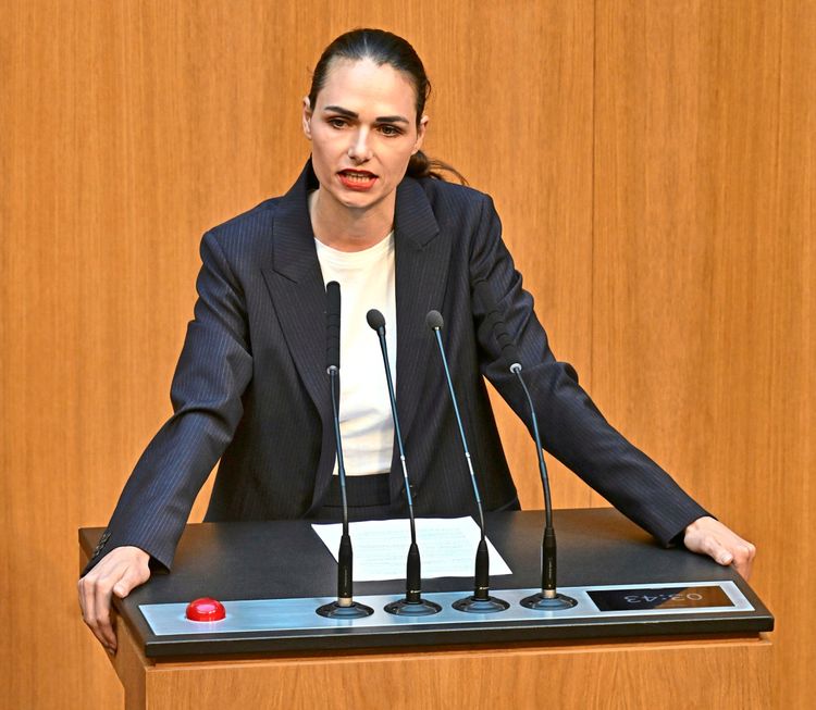 Die Abgeordnete Barbara Neßler von den Grünen bei einer Rede im Parlament.