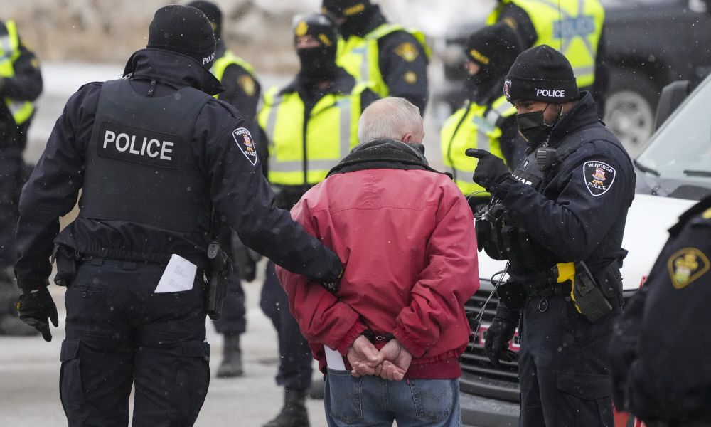 Corona protests: Bridge occupied by truckers in Canada reopened – America