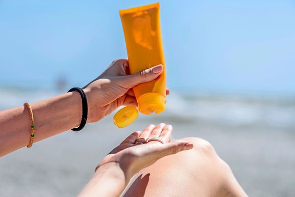 Sonnencreme-vom-Vorjahr-sch-tzt-wom-glich-nicht-ausreichend