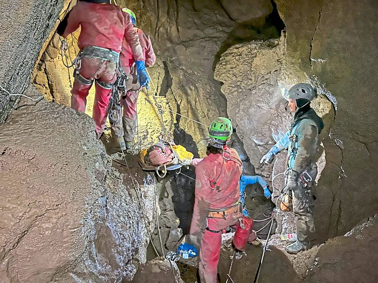 Rettungsaktion in der Morca-Höhle.