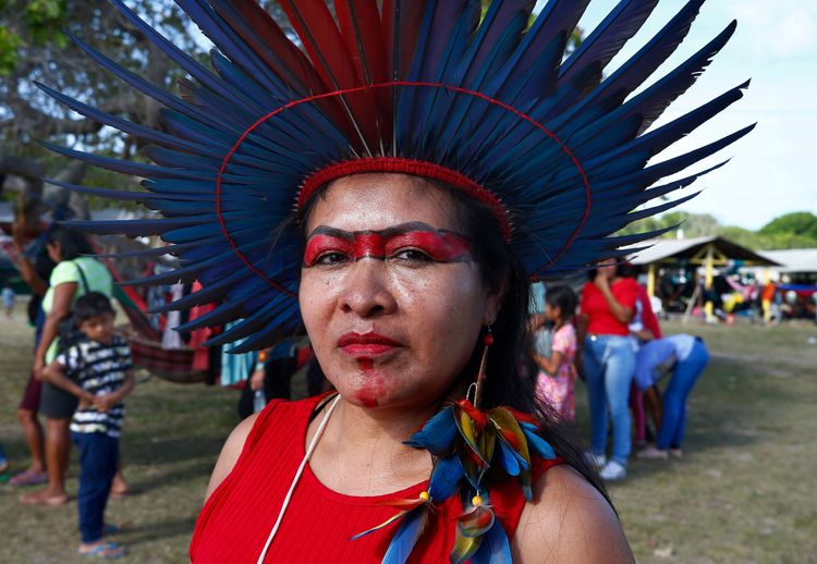 Indigene brasilianische Protestierende in traditioneller Kleidung und Bemalung.