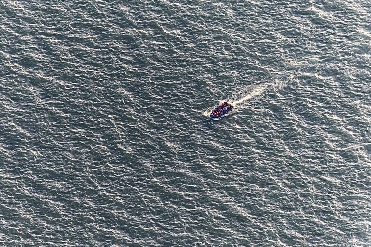 Ein Schlauchboot mit Flüchtlingen und Migranten im Ärmelkanal