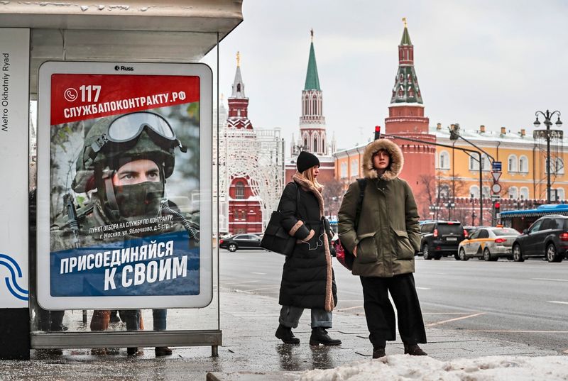 "Tritt bei, bevor der Krieg endet": Russland rekrutiert längst nach allen Regeln kapitalistischer K…