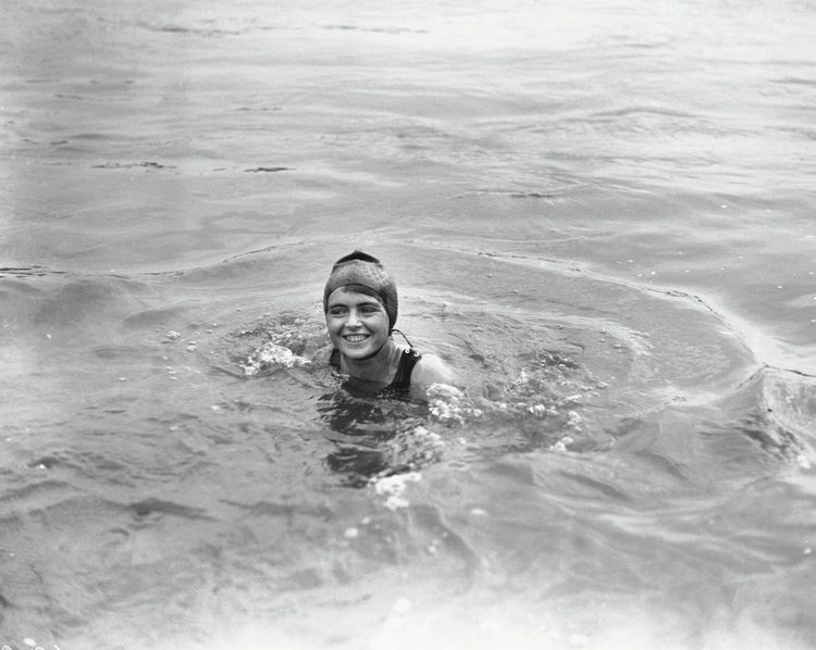 Eine Frau mit Schwimmhaube im Wasser, historische Aufnahme