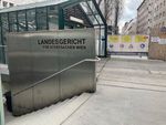 Vergewaltigungsprozess mit grinsendem Angeklagten und Sprachproblemen Ein vorbestrafter 20-Jähriger soll eine 16-Jährige eingesperrt und zum Geschlechtsverkehr gezwungen haben. Er beteuert, es sei einvernehmlich gewesen