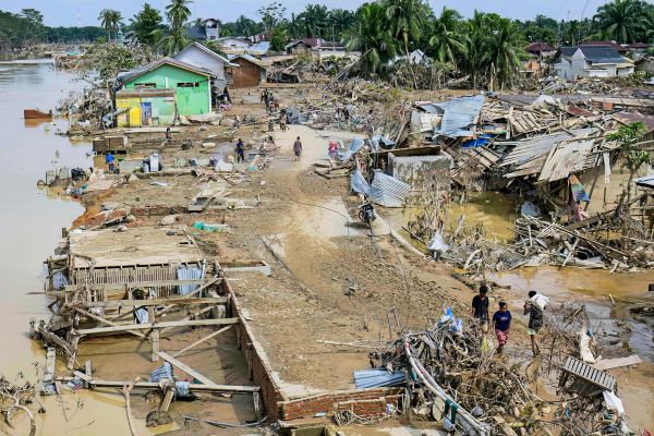 Flutkatastrophe-auf-Sumatra-Zahl-der-Toten-steigt-auf-750
