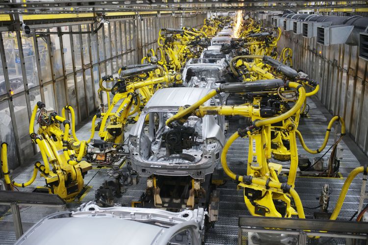 Gelbe Roboter bauen graue Autos zusammen.