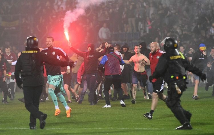 Fußballmeister jenseits der großen Ligen Fußball derStandard.at › Sport