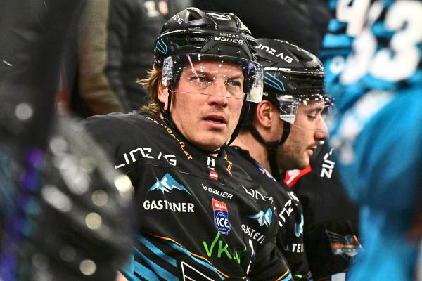 Linz-sichert-sich-mit-Sieg-in-Budapest-Platz-im-Pre-Playoff-der-Eishockey-Liga