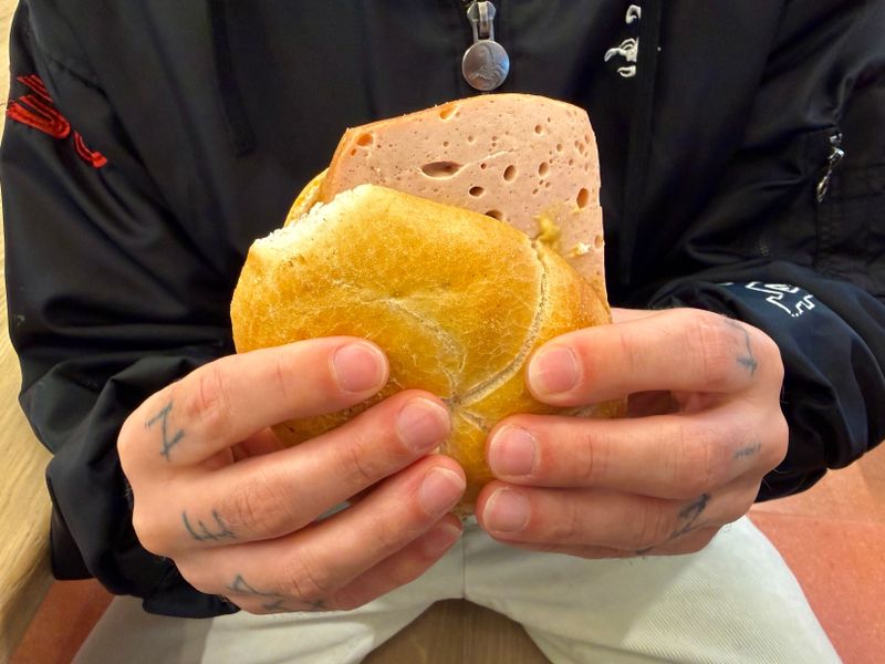 Wels-Leberkäse und trockene Buchteln: Wir haben uns durch die Naschmarkthalle gekostet