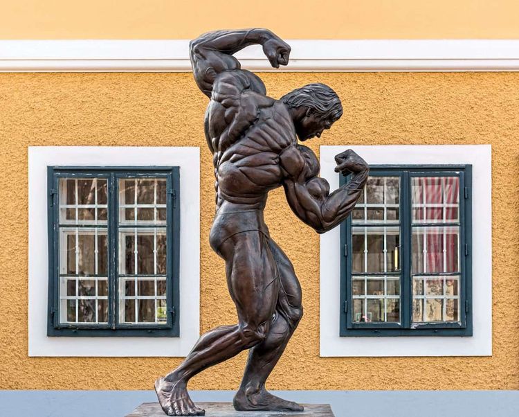In Bronze gegossen: Eine Statue von Arnold Schwarzenegger vor dem Museum in Thal.
