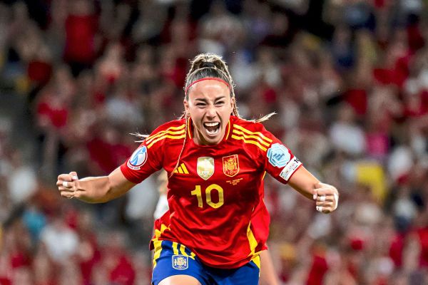 Zwei-Elfer-vergeben-dreimal-Stange-Spanien-besiegt-die-Schweiz