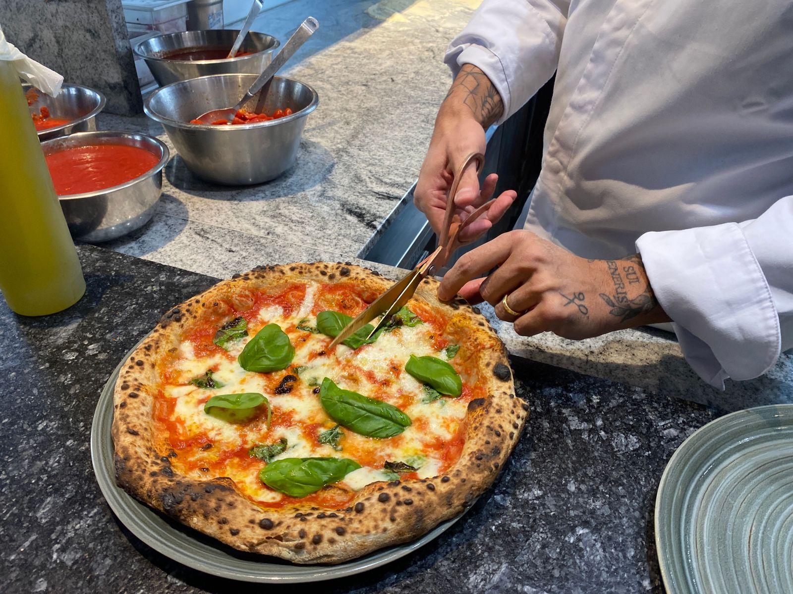 wie-macht-man-die-perfekte-neapolitanische-pizza-essen-trinken
