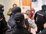 Schläge, Strom, Gewalt: Was wir nach acht Verhandlungstagen im Wiener Folterprozess wissen Neben der persönlichen Beteiligung der Angeklagten steht im Zentrum des Urteils die Frage, inwieweit hochrangige Beamte für die systematische Folter ihres Regimes haften