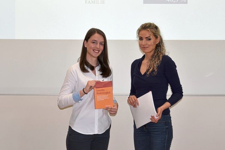 Annkatrin Heuschkel und Claudia Rahnfeld (rechts) mit ihrer Studie zu 