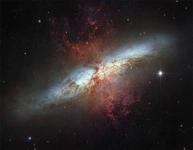Mosaikaufnahme des Hubble-Weltraumteleskops zeigt die Starburst-Galaxie Messier 82
