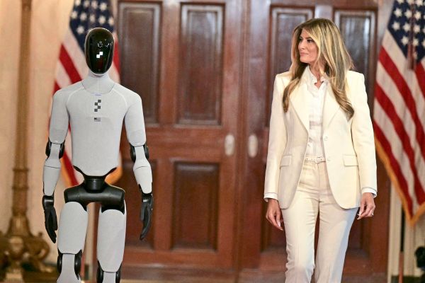 Melanie-Trump-wirbt-f-r-Homeschooling-mit-humanoidem-Roboter