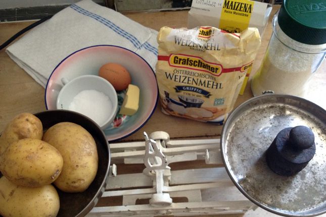 Zwetschkenknödel mit Schokofülle und Haselnussbröseln - Desserts ...