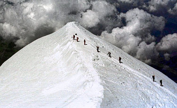 Schneebedeckter Mont-Blanc-Gipfel mit Bergsteigern