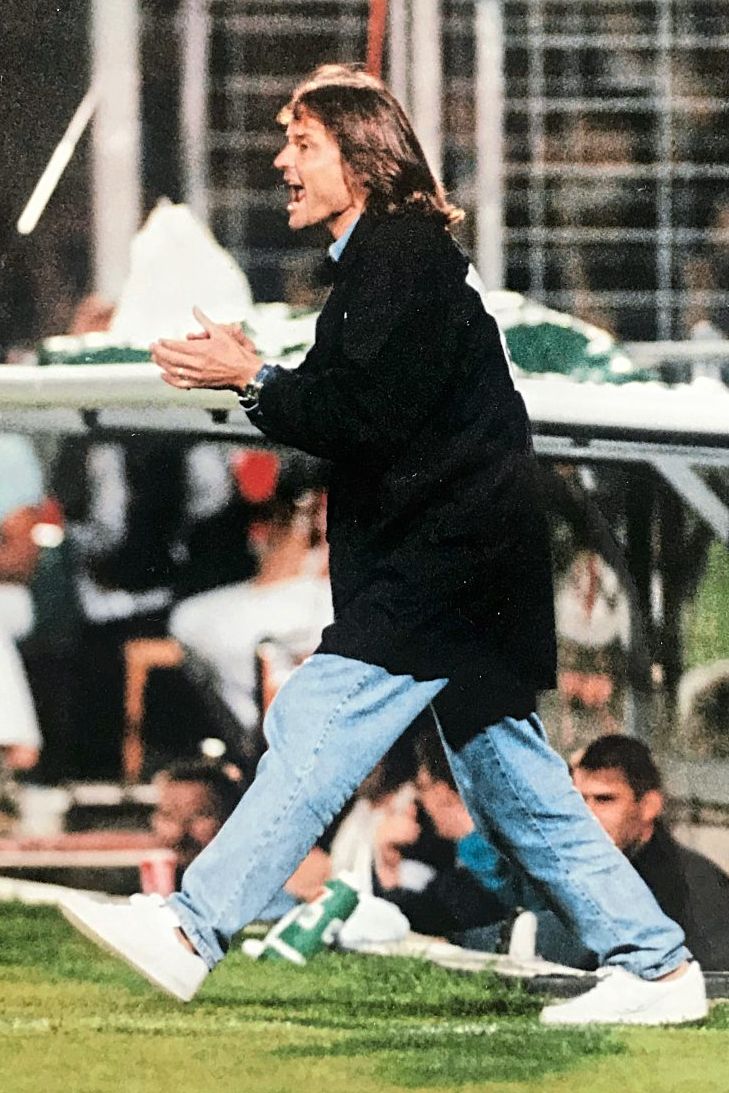 Didi Constantini 1995 am Fußballplatz