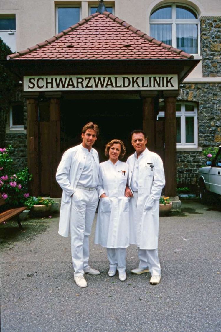 Schwester Christa (Gaby Dohm), später Ärztin, heilte mit Brinkmann Junior (Sascha Hehn) und dem Professor (Klausjürgen Wussow).