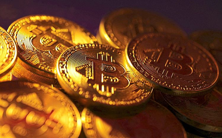 Das Bild zeigt symbolische Bitcoin-Münzen