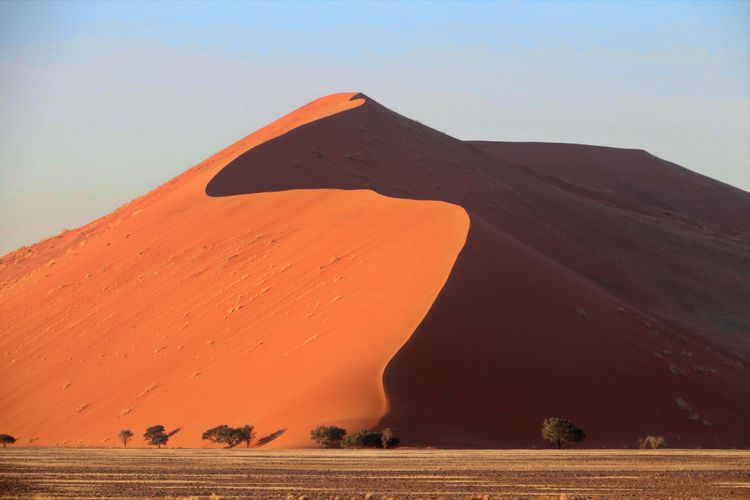 Sanddüne in Sossusvlei, Namibia im August 2023.