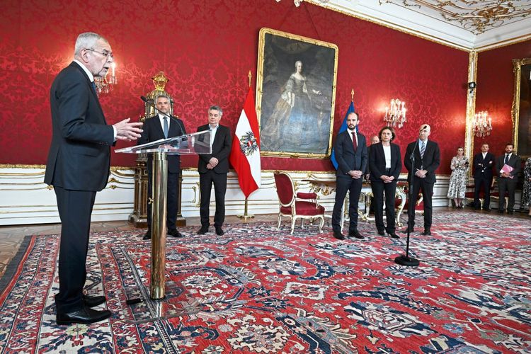 Angelobung mit Standing Ovations und demonstrativem Unmut: Der neue Van ...