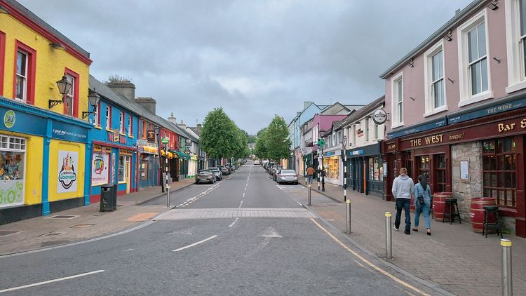In Westport ist in vielen Geschäften Donegal Tweed, hochwertige Wolle für kühle Sommer, zu finden. 
