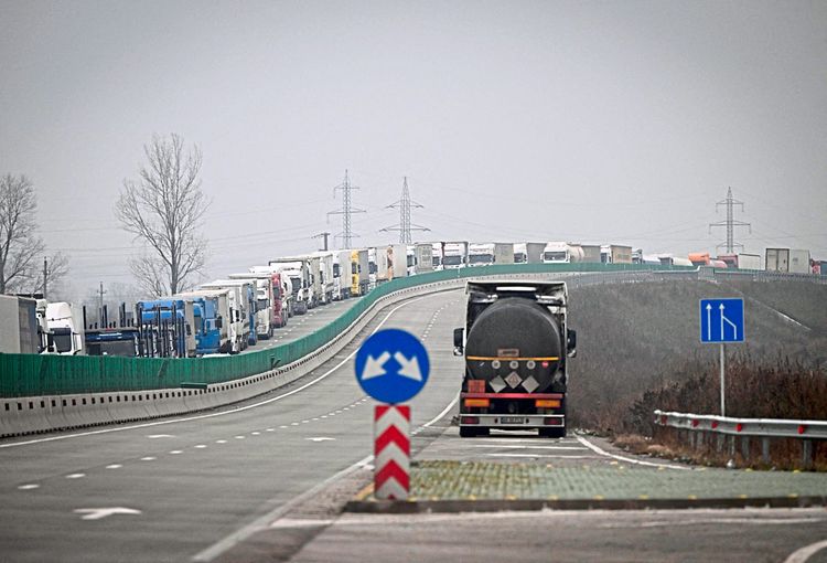 Lkw stauen sich an der rumänischen Grenze.