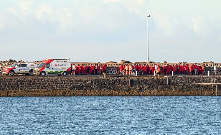 Die geretteten 54 Migranten auf Lanzarote.