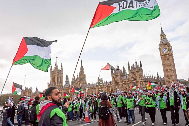 Hunderte Demonstranten in grünen Shirts und Palästina-Fahnen stehen in der Londoner City.