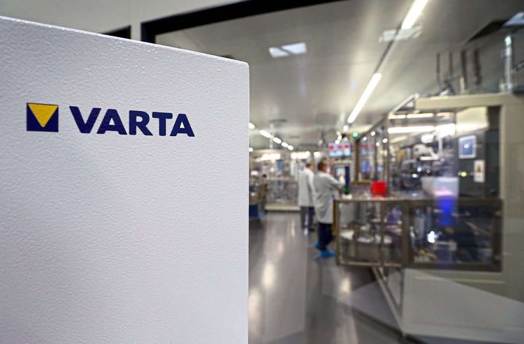Ein steriler Raum in einer Varta-Fabrik zur Produktion von Knopfbatterien.