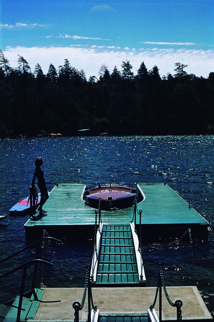 Doch nicht alle von Yul Brynners Fotografien drehten sich um Filmstars. So etwa dieses Bild eines Bootsstegs am Lake Arrowhead in Kalifornien.