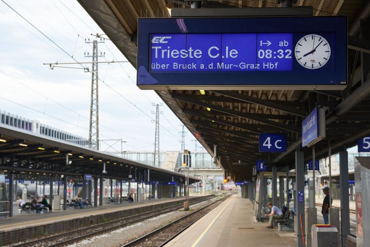 Zuganzeige am Bahnhof für den Eurocity nach Triest.