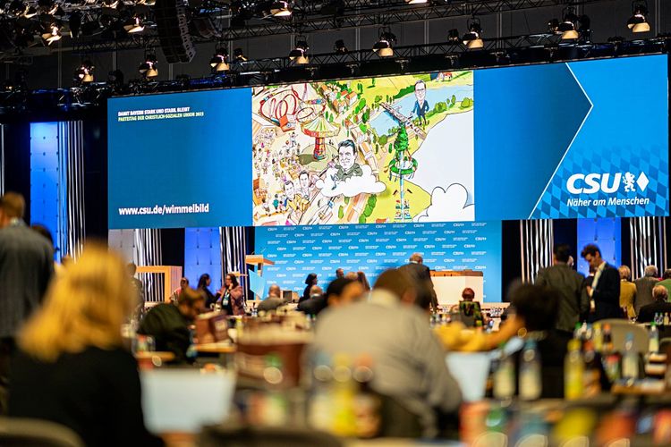 CSU-Parteitag kurz vor der Bayerischen Landtagswahl: Ein Wimmelbild auf der Videowall zeigt Franz Josef Strauß auf einer Wolke über Bayern