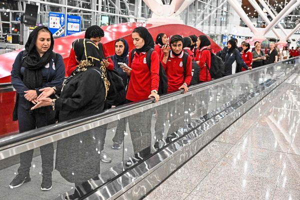 emotionale-abreise-irans-fu-ballerinnen-haben-australien-verlassen