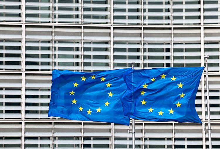 EU-Flaggen vor der EU-Kommission in Brüssel.